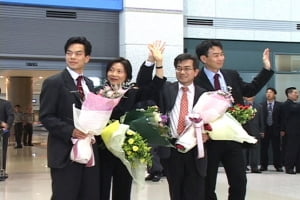 “우리가 완전한 민주사회에 들어섰다는 건 착각”