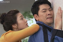 <국가가 부른다> 눈에 띄는 캐릭터, 전형적인 이야기