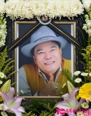 별이 된 &#39;코미디계 전설&#39; 남보원, 엄용수·남희석 등 추모 물결...“원맨쇼 넘버원”