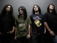 서울시, 록페스티벌 중 밴드 왓이 이명박 대통령에게 욕을 한 이후 공연 중단시켜.