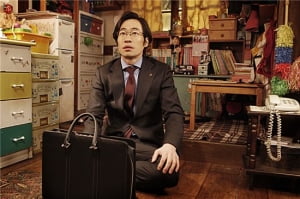 [박스오피스] <수상한 고객들>, <위험한 상견례> 제치고 개봉 첫날 1위