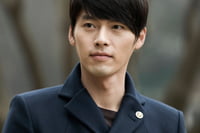 배우 현빈, 입대 후 첫 휴가에서 배우 장동건과 만남을 가진 것으로 알려져.