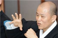 도올 김용옥 원광대 석좌교수, 광화문 광장에서 EBS <도올 김용옥의 중용, 인간의 맛>의 방송 중단에 대해 항의하는 1인시위 펼쳐