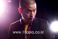 슈프림팀의 이센스, 대마초 흡연으로 인해 잠정 활동중단