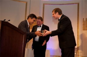 SM 이수만 프로듀서, '코리아 소사이어티' 기념 만찬에서 문화상 수상