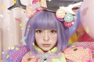 레이디 가가를 넘보는 최첨단 별종, 캬리 파뮤파뮤