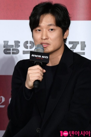 &#39;사냥의 시간&#39; 윤성현 감독 &#34;&#39;파수꾼&#39;과는 정반대 영화...단순하고 직선적이다&#34;