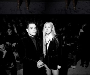 블랙핑크 로제, 생 로랑 패션쇼에서 라미 말렉과 악수
