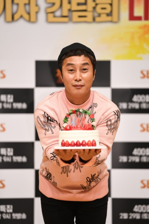 개그맨 김병만이 28일 오후 서울 목동 SBS홀에서 열린 SBS 예능 ‘정글의 법칙’ 400회 기념 기자간담회에 참석해 케이크를 들고 있다. /사진제공=SBS