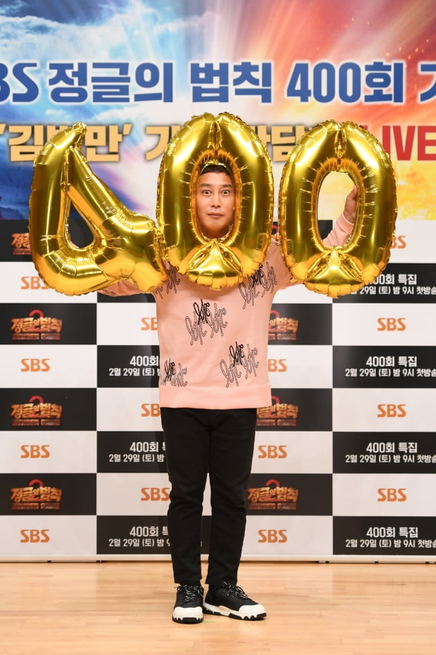 개그맨 김병만이 28일 오후 서울 목동 SBS홀에서 열린 SBS 예능 ‘정글의 법칙’ 400회 기념 기자간담회에 참석해 기념 풍선을 들고 있다. /사진제공=SBS