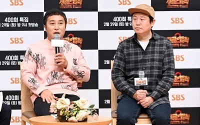 개그맨 김병만(왼쪽), 김진호 PD가 28일 오후 서울 목동 SBS홀에서 열린 SBS 예능 ‘정글의 법칙’ 400회 기념 기자간담회에 참석해 인터뷰를 하고 있다. /사진제공=SBS