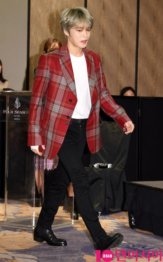 [TEN PHOTO]김재중 &#39;강렬한 레드&#39;