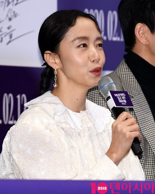배우 전도연이 3일 오후 서울 삼성동 메가박스 코엑스에서 열린 영화 ‘지푸라기라도 잡고 싶은 짐승들’ 언론시사회에 참석했다. /조준원 기자 wizard333@