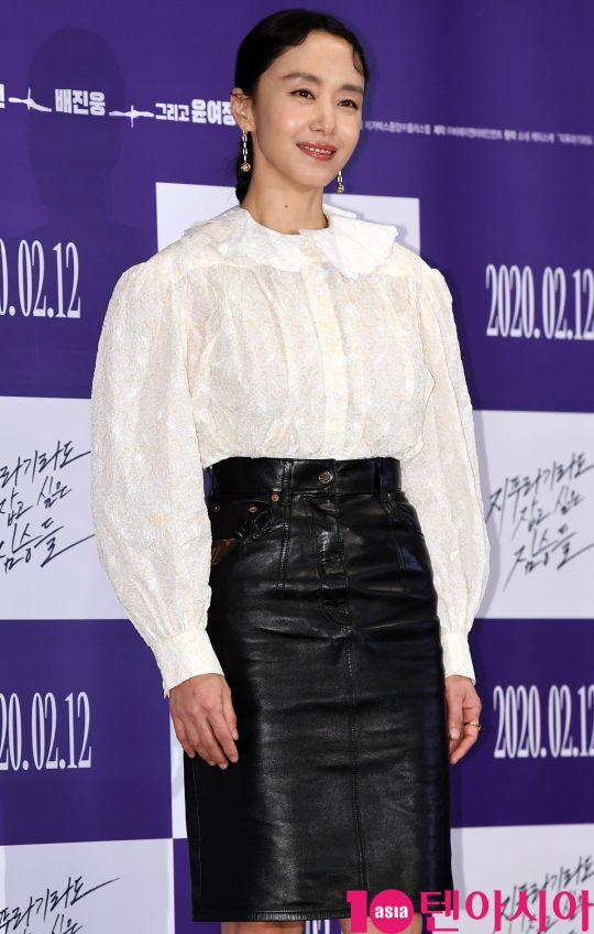 배우 전도연이 3일 오후 서울 강남구 삼성동 메가박스 코엑스에서 열린 영화 ‘지푸라기라도 잡고 싶은 짐승들’ 언론시사회에 참석하고 있다.