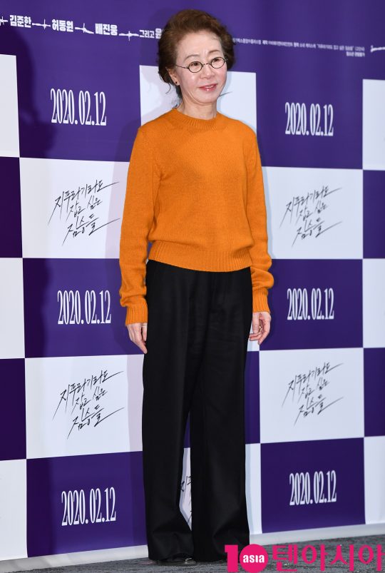 배우 윤여정이 3일 오후 서울 강남구 삼성동 메가박스 코엑스에서 열린 영화 ‘지푸라기라도 잡고 싶은 짐승들’ 언론시사회에 참석하고 있다.