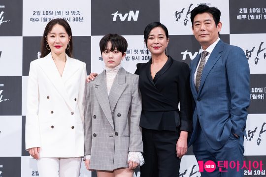 배우 엄지원(왼쪽부터), 정지소, 조민수, 성동일이 4일 오후 3시 서울 논현동 임피리얼 팰리스 호텔에서 열린 tvN 새 월화드라마 ‘방법’ 제작발표회에 참석했다. / 사진제공=tvN 