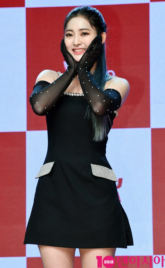 걸그룹 시그니처(채솔, 지원, 예아, 선, 셀린, 벨, 세미) 세미가 4일 오후 서울 청담동 일지아트홀에서 열린 데뷔 리드 싱글 A ‘눈누난나(NUN NU NAN NA)’ 발매 기념 쇼케이스에 참석하고 있다.