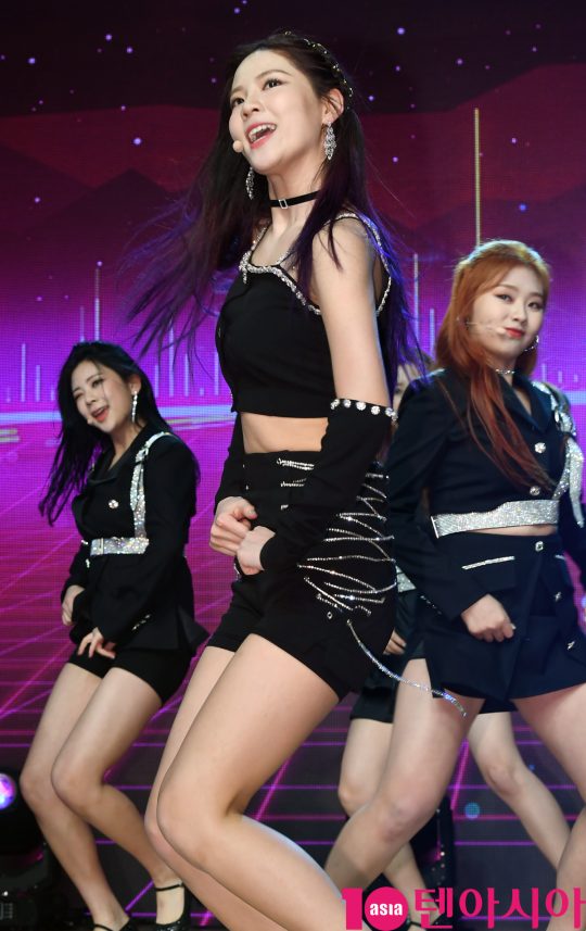 걸그룹 시그니처(채솔, 지원, 예아, 선, 셀린, 벨, 세미) 셀린이 4일 오후 서울 청담동 일지아트홀에서 열린 데뷔 리드 싱글 A ‘눈누난나(NUN NU NAN NA)’ 발매 기념 쇼케이스에 참석해 멋진공연을 선보이고 있다.