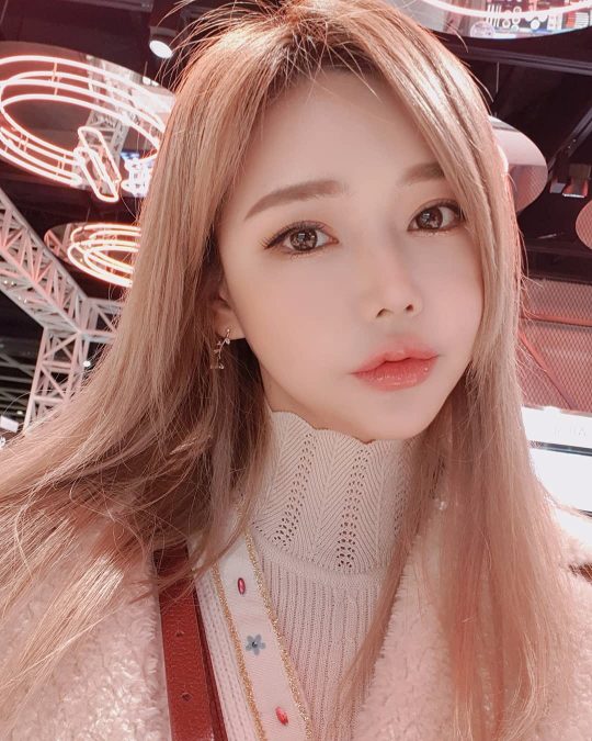 레이싱 모델 출신 쇼핑몰 CEO 우주안. / 우주안의 SNS