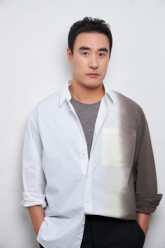 영화 ‘지푸라기라도 잡고 싶은 짐승들’에서 어렵게 생계를 이어가고 있는 가장 중만 역을 맡은 배우 배성우. /사진제공=메가박스중앙㈜플러스엠