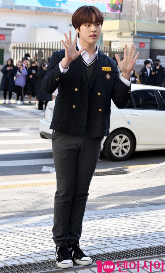 그룹 엑스원 출신 남도현이 6일 오전 서울 도곡동 대치중학교에서 진행된 졸업식에 참석하고 있다.