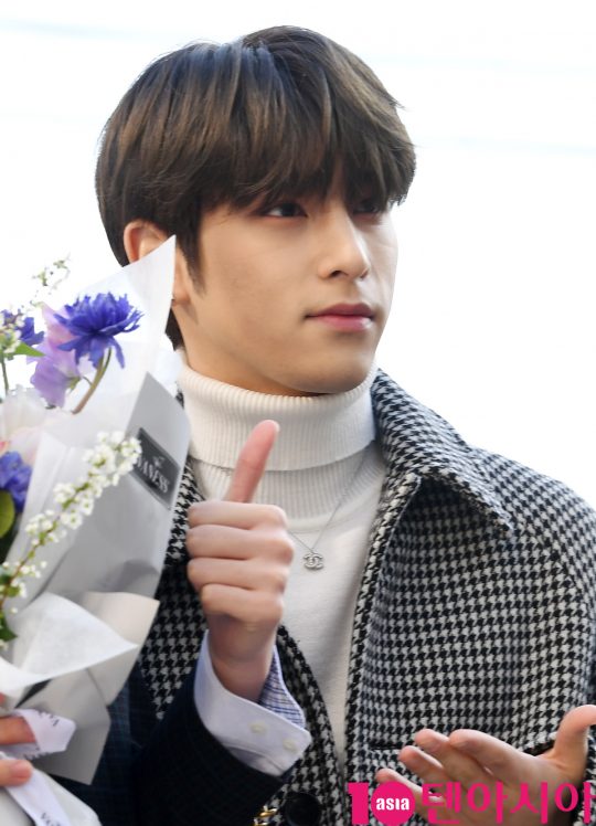 그룹 엑스원 출신 이한결이 6일 오전 서울 도곡동 대치중학교에서 진행된 남도현 졸업식에 참석하고 있다.