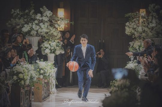 김승현♥장정윤, 결혼식 사진 공개…농구하며 입장하는 신랑