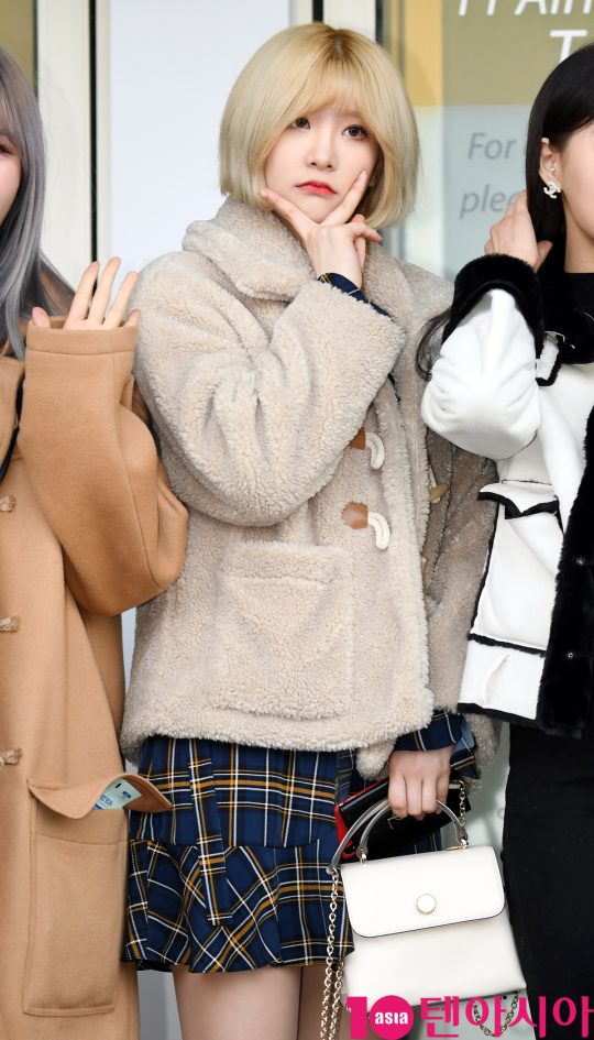 걸그룹 네이처(오로라, 새봄, 루, 채빈, 가가, 하루, 유채, 선샤인, 로하) 선샤인이 7일 오전 삿포로 눈축제 참석차 인천국제공항을 통해 일본으로 출국하고 있다.