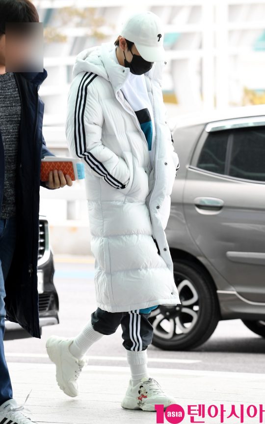 그룹 워너원 출신 김재환이 7일 오후 삿포로 눈축제 참석차 인천국제공항을 통해 일본으로 출국하고 있다.
