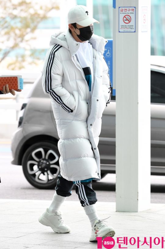 그룹 워너원 출신 김재환이 7일 오후 삿포로 눈축제 참석차 인천국제공항을 통해 일본으로 출국하고 있다.