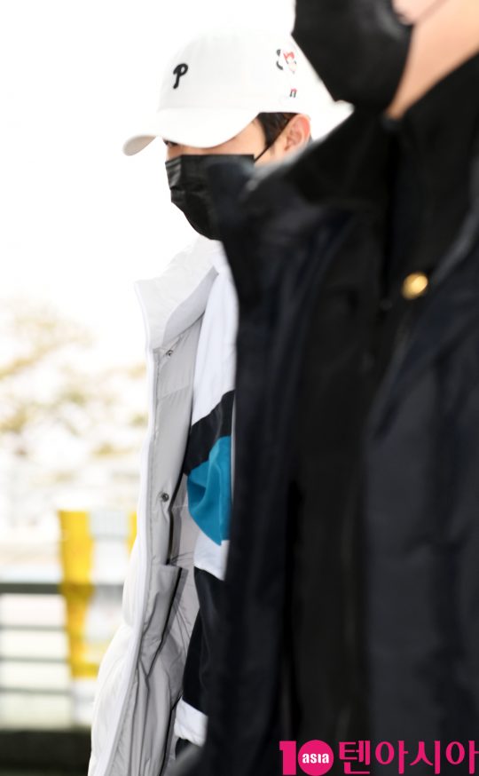 그룹 워너원 출신 김재환이 7일 오후 삿포로 눈축제 참석차 인천국제공항을 통해 일본으로 출국하고 있다.