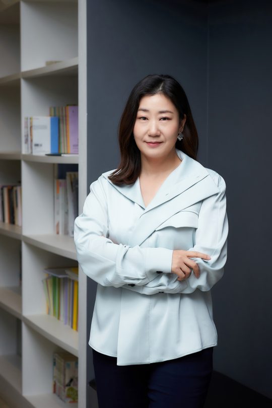 영화 ‘정직한 후보’에서 하루아침에 거짓말을 못 하게 된 3선 국회의원 주상숙을 연기한 배우 라미란. /사진제공=NEW