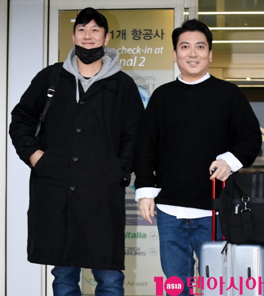배우 이선균과 박명훈이 7일 오후 영화 ‘기생충’으로 미국 아카데미 시상식에 참석차 인천국제공항을 통해 미국으로 출국하고 있다.
