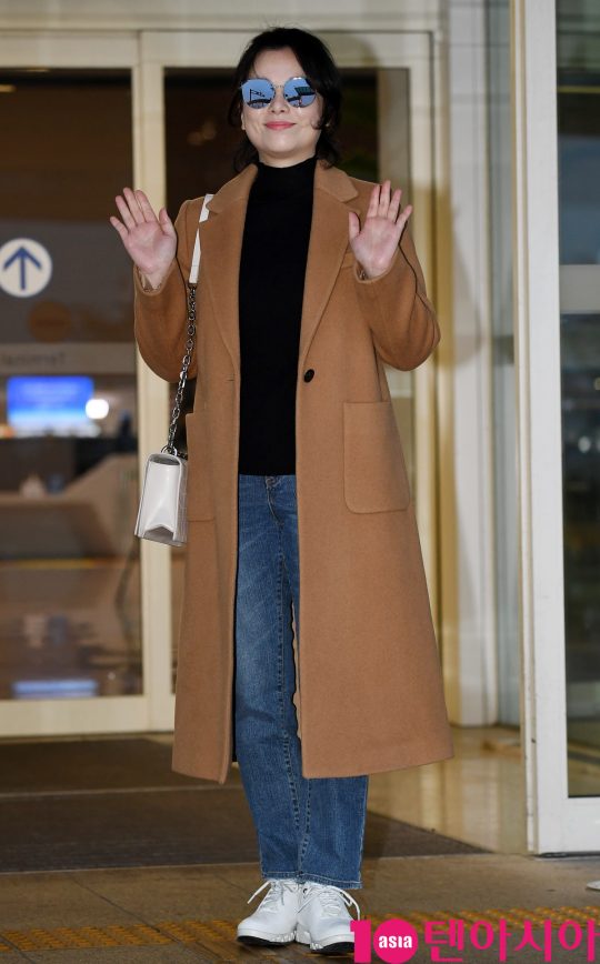 배우 장혜진이 7일 오후 영화 ‘기생충’으로 미국 아카데미 시상식에 참석차 인천국제공항을 통해 미국으로 출국하고 있다.