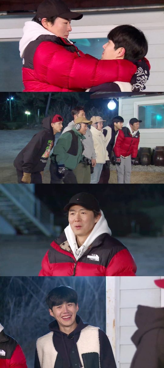 짝꿍 요가를 한 ‘1박 2일’의 연정훈, 김선호. /사진제공=KBS2