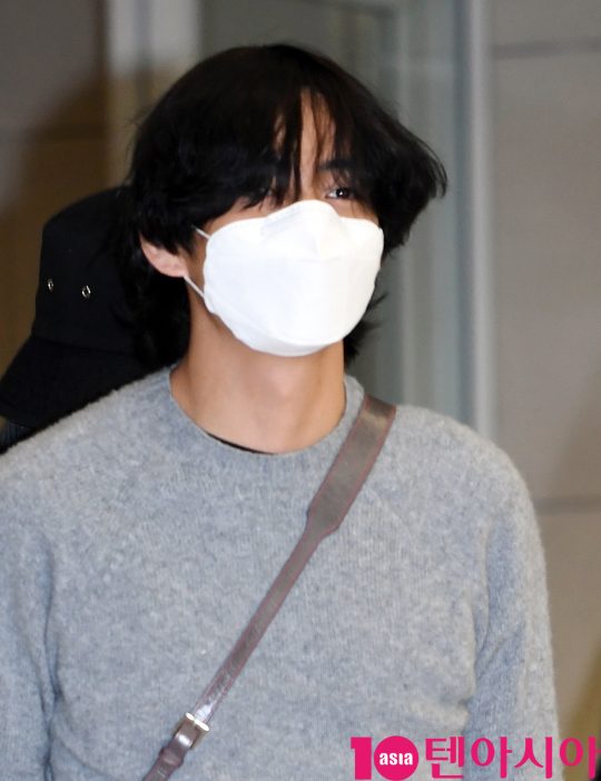 그룹 방탄소년단(BTS)(RM, 슈가, 진, 제이홉, 지민, 뷔, 정국) 뷔가 10일 오후 미국 그래미 어워즈 공연 및 CBS 토크쇼 코든쇼 마치고 인천국제공항을 통해 입국하고 있다.