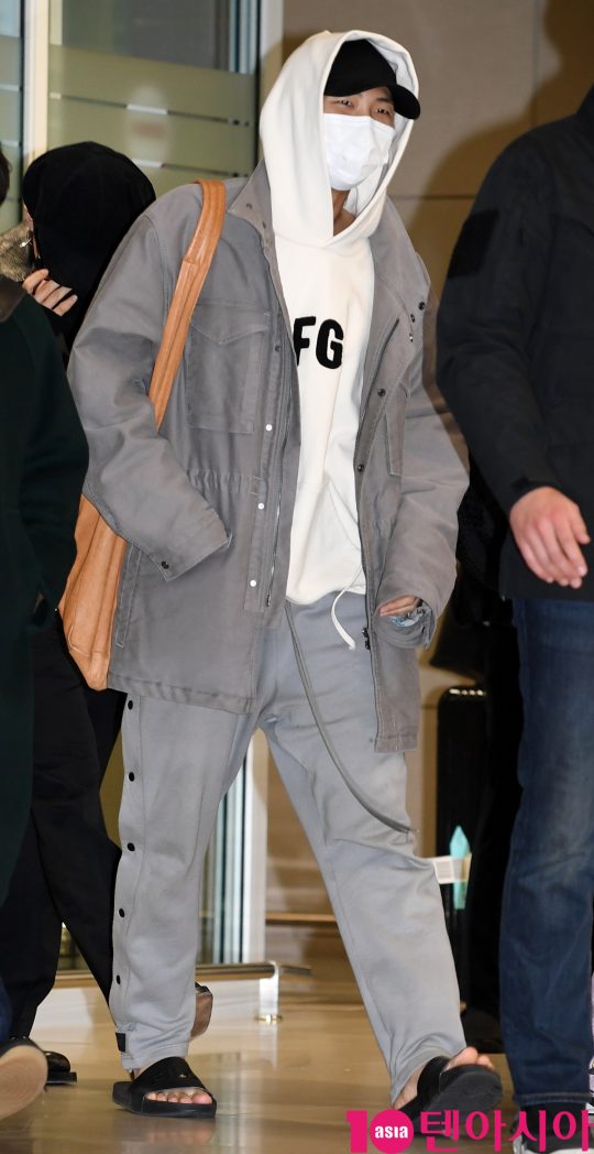 그룹 방탄소년단(BTS)(RM, 슈가, 진, 제이홉, 지민, 뷔, 정국) RM이 10일 오후 미국 그래미 어워즈 공연 및 CBS 토크쇼 코든쇼 마치고 인천국제공항을 통해 입국하고 있다.