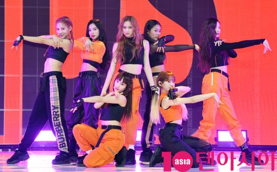 그룹 체리블렛(해윤, 유주, 보라, 지원, 레미, 채린, 메이)이 11일 오후 서울 광진구 광장동 예스 24 라이브홀에서 열린 첫 번째 디지털 싱글 ‘무릎을 탁 치고 (Hands Up)’ 쇼케이스에 참석하고 있다.