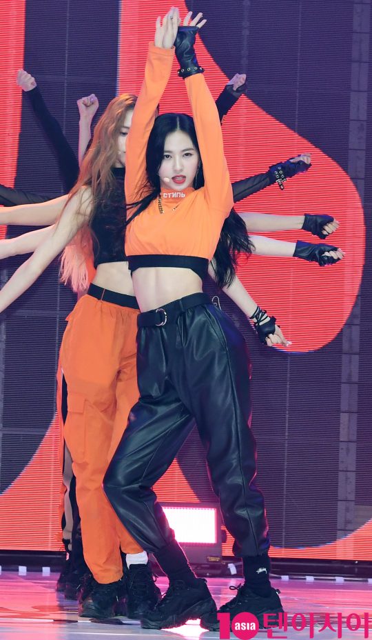 그룹 체리블렛(해윤, 유주, 보라, 지원, 레미, 채린, 메이) 지원이 11일 오후 서울 광진구 광장동 예스 24 라이브홀에서 열린 첫 번째 디지털 싱글 ‘무릎을 탁 치고 (Hands Up)’ 쇼케이스에 참석해 멋진공연을 선보이고 있다.