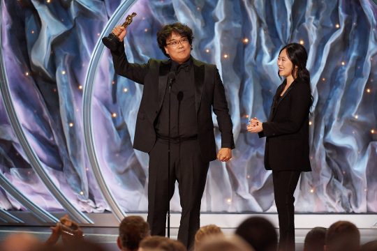 아카데미 시상식에서 영화 ‘기생충’으로 국제영화상을 수상한 봉준호 감독(왼쪽)과 함께 무대에 오른 통역사 샤론 최. /사진제공=A.M.P.A.S.