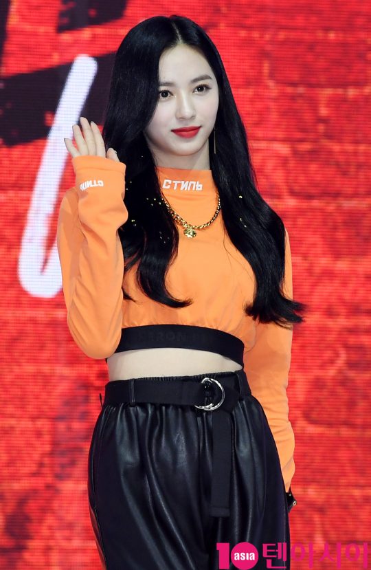 그룹 체리블렛(해윤, 유주, 보라, 지원, 레미, 채린, 메이) 지원이 11일 오후 서울 광진구 광장동 예스 24 라이브홀에서 열린 첫 번째 디지털 싱글 ‘무릎을 탁 치고 (Hands Up)’ 쇼케이스에 참석하고 있다.