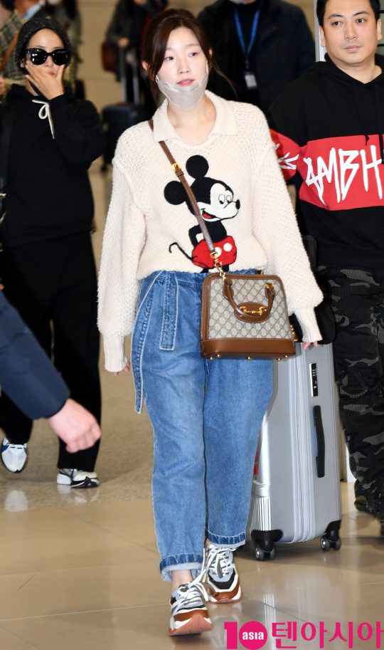 배우 박소담이 12일 오전 영화 ‘기생충’으로 미국 제92회 아카데미 시상식을 마치고 인천국제공항을 통해 입국하고 있다.