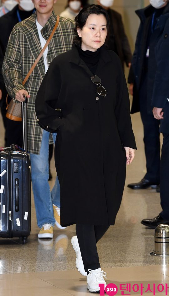 장혜진,기생충,공항패션