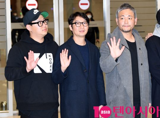  영화 ‘기생충’으로 미국 제92회 아카데미 시상식을 마치고 인천국제공항을 통해 입국하고 있는 한진원 작가(왼쪽부터),양진모 편집감독,이하준 미술감독./사진=텐아시아DB