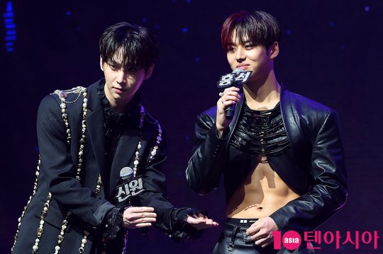 그룹 펜타곤의 신원(왼쪽)과 홍석이 12일 오후 서울 광장동 예스24라이브홀에서 열린 첫 번째 정규앨범 ‘유니버스 : 더 블랙 홀(UNIVERSE : THE BLACK HALL)’ 발매 기념 쇼케이스에 참석했다. / 서예진 기자 yejin@