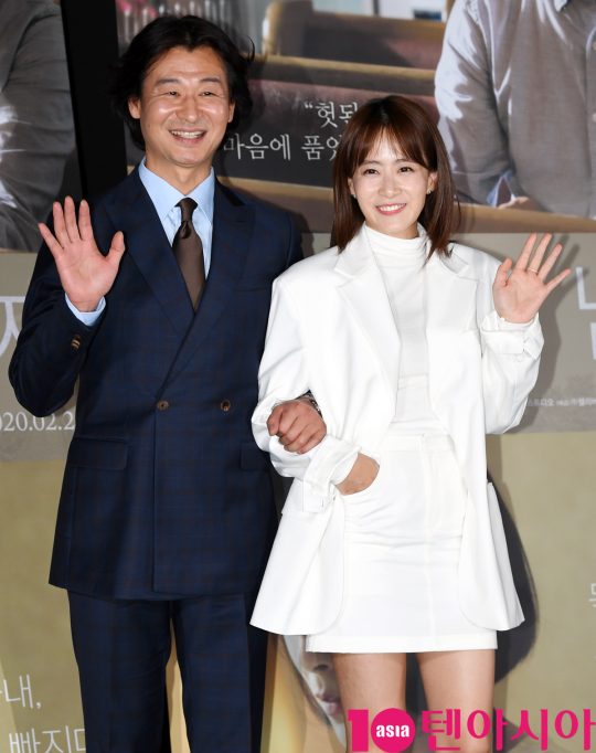 배우 박혁권과 류현경이 13일 오후 서울 자양동 롯데시네마 건대입구점에서 열린 영화 ‘기도하는 남자’ 언론시사회에 참석하고 있다.