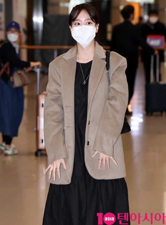 걸그룹 에이프릴 나은이 14일 호주 일정을 마치고 인천국제공항을 통해 입국하고 있다.
