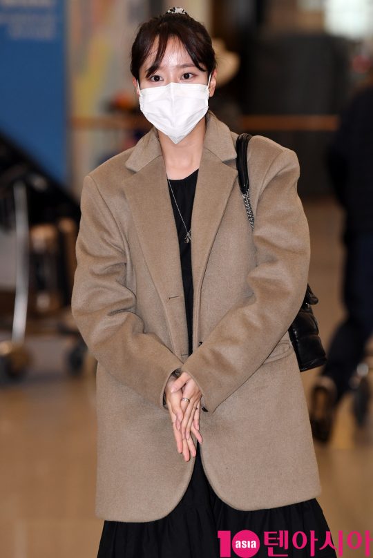 걸그룹 에이프릴 나은이 14일 호주 일정을 마치고 인천국제공항을 통해 입국하고 있다.