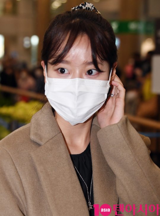 걸그룹 에이프릴 나은이 14일 호주 일정을 마치고 인천국제공항을 통해 입국하고 있다.