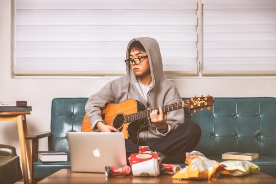 신인 가수 범진이 지난 14일 첫 번째 미니음반 ‘무념무상’을 발표했다. / 제공=KG컴퍼니